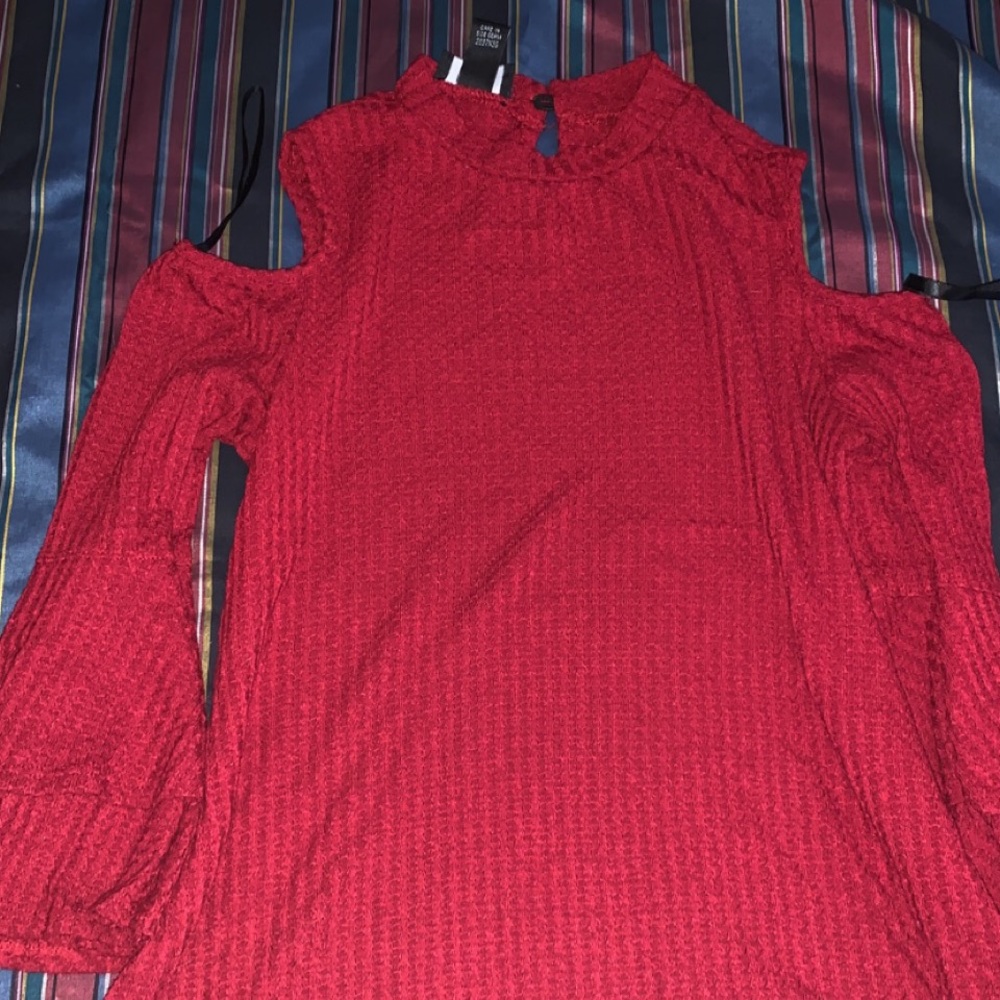 Red Slit Shoulder Long Sleeve